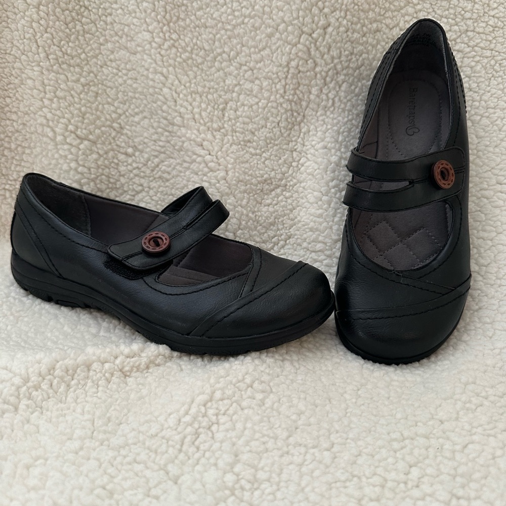 Baretraps - MaryJane’s - Velcro closure 
NEW = Never Worn
Size 7W - Black